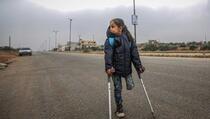 Teška sudbina sirijske djevojčice bez noge: Uz pomoć štaka svakodnevno pješači tri kilometra do škole