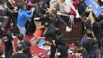 Tuča u parlamentu, poslanici se gađali svinjskim iznutricama