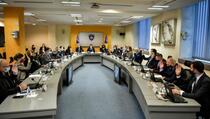 Vlada Kosova smanjila dodatke na platu i zdravstvenim radnicima