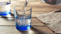 Zašto nije dobro piti vodu koja je preko noći odstajala u čaši?