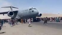 Stanovnici Kabula se "kače" na avione, kruži snimak na kojem dvojica padaju s visine