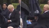 Borba Borisa Johnsona s kišobranom postala hit na internetu