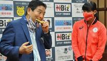 Japanska olimpijka dobija drugu medalju nakon što je prvu zagrizao gradonačelnik Nagoye