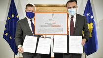 Kurti potpisao dokument u kome je Kosovo "teritorija" i označeno fusnotom