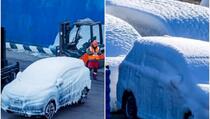 U Rusiji istovareni automobili potpuno prekriveni debelim slojem leda