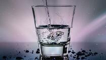 Je li štetno piti vodu koja je odstajala u čaši ili flaši preko noći ili čak...
