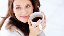 Stručnjaci objasnili ko bi trebao piti hladnu, a ko toplu kafu i zašto