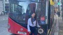 Atraktivnoj Britanki putnici govore da je prelijepa da bi vozila autobus