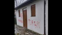 Oskrnavljena džamija u Nikšiću: Osvanuli natpisi "Turci" i "Nikšić biće Srebrenica"