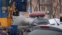 Ovako Rusi gase auto u plamenu