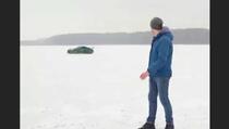 Tokom snimanja reklame pukao led pod automobilom, a vozač morao spašavati živu glavu