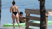 Pljušte komentari na J. Lo bez Photoshopa: "Toliko vježba, a izgleda prosječno na plaži"