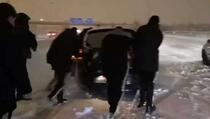 Fudbaleri krenuli na utakmicu, pomagali automobilima zaglavljenim u snijegu