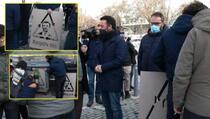 SDP izlepio plakate sa likom Albina Kurtija na kontejnere