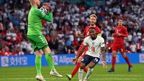 UEFA kaznila Englesku zbog zviždanja himne, laserskog ometanja Schmeichela i pirotehnike