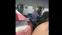 Zalijepili je trakom za sjedište da ne iskoči iz aviona