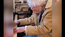 Ljubav nema granice: 94-godišnjak za kćerkin rođendan zasvirao na klaviru