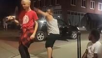 Pogledajte brutalan napad na dječaka kojeg je snimila ulična kamera