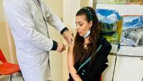 Odbornica AAK se vakcinisala u Srbiji: Sramota za našu vladu!!!