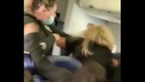 SAD: Putnica brutalno napala stjuardesu zbog maske