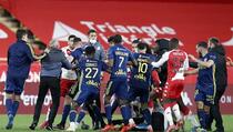 Opšti haos na terenu nakon utakmice Monaca i Lyona
