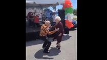 Ovaj stariji par svojim energičnim plesnim pokretima krade srca