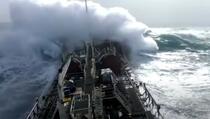 Pogledajte zastrašujuću borbu tankera sa ogromnim valovima