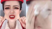Video koji je šokirao milione: Stjuardesa ‘rastavila‘ lice pa otkrila drugu ženu!