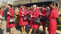 I albanske stjuardese u redu za vakcinaciju u Beogradu