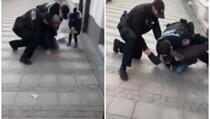 Policija oborila oca na zemlju jer nije imao masku, dijete vrišti na sav glas!