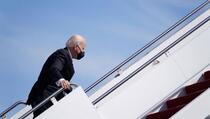 Dok je ulazio u predsjednički avion Joe Biden pao na stepenicama