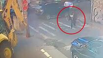 Rovokopač pregazio ženu koja je prelazila ulicu gledajući mobitel