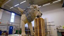 Skulptura lava napravljena od Lego kockica