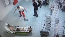 Medicinski tehničar udario svezanog izbjeglicu i slomio mu jagodicu