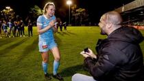 Dirljive scene: Teško bolesni momak zaprosio djevojku fudbalerku nakon utakmice
