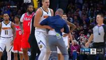 Haos na NBA parketu: Nikola Jokić spašavao sudije od trenera