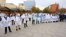 Zdravstveni radnici protestovali ispred vlade, prijete štrajkom