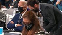 Biden opet zadrijemao u javnosti, na samitu u Glasgowu ga probudio pomoćnik