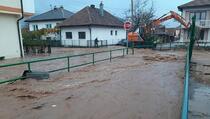 Problemi širom BiH: Voda prodrla u kuće, poplavljene ceste, pokrenuta klizišta…