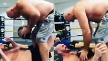 Tyson Fury objavio snimak brutalnog treninga dok prima udarce medicinskom loptom