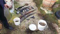 U Gojbulji pronađeni kalašnjikovi, puške, pištolj, zolja, trombloni...