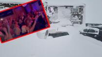 Snježna mećava zarobila 60 gostiju u kafiću: “Tu smo već tri noći, ne želimo otići”