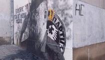 Aktivisti ne odustaju: Na mural ratnog zločinca Mladića u Beogradu bačena crna farba