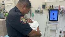 Policajac uhvatio bebu bačenu sa balkona i postao heroj grada