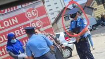 Policajac bez maske kažnjava dvije žene u Uroševcu