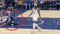 Bizarna scena viđena u NBA ligi: Aktivistkinja ušla na teren i zalijepila se za parket