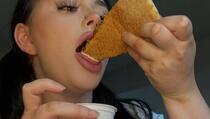 Bizarno: Britanka zarađuje 10.000 funti mjesečno snimajući se dok jede