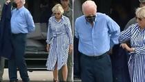 Joe Biden nespretno pokušavao obući sako pa ispustio naočale dok mu je supruga pomagala