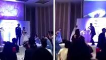 Mladoženja na vjenčanju pustio snimku mlade na kojoj se seksa s mužem svoje trudne sestre