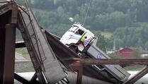 Vozači spašeni pomoću helikoptera nakon urušavanja mosta u Norveškoj